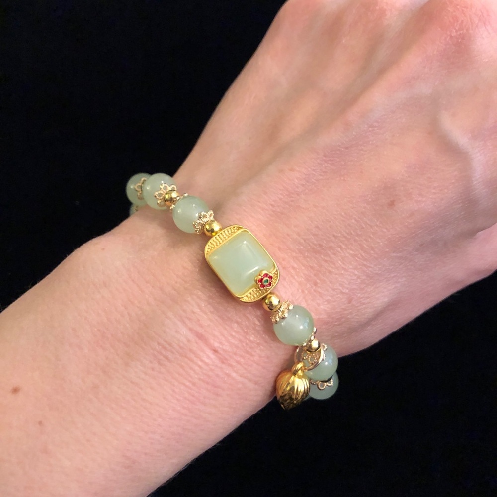Elegant Gold Tone and Green Beaded Bracelet